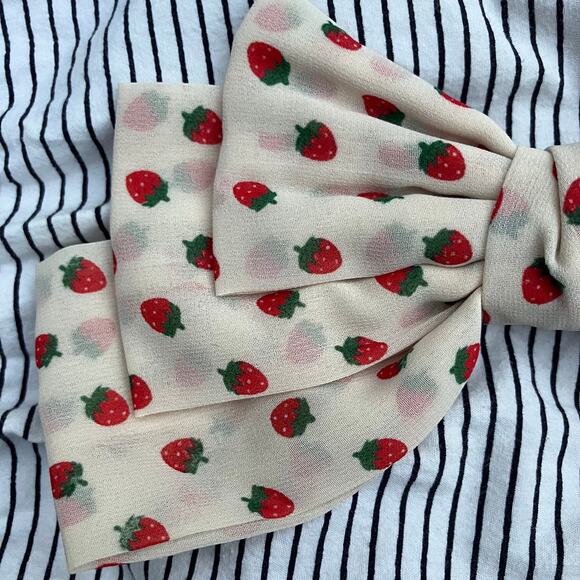 Cream strawberry hair clip bow ribbon, coquette Y2K cottagecore - Picture 2 of 6
